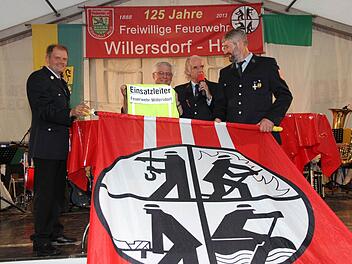 Der Vorsitzende des Patenvereins FFW Adelsdorf, Hans Mönius (2.v.l.), übergab eine Fahne und Warnweste. Mit auf dem Bild Kommandant Richard Brandwein (l.) sowie Klaus-Karl Kraus und Vorsitzender Lothar Fischer (r.).Fotos: Erlwein