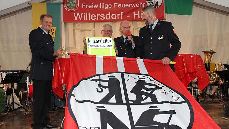Der Vorsitzende des Patenvereins FFW Adelsdorf, Hans Mönius (2.v.l.), übergab eine Fahne und Warnweste. Mit auf dem Bild Kommandant Richard Brandwein (l.) sowie Klaus-Karl Kraus und Vorsitzender Lothar Fischer (r.).Fotos: Erlwein