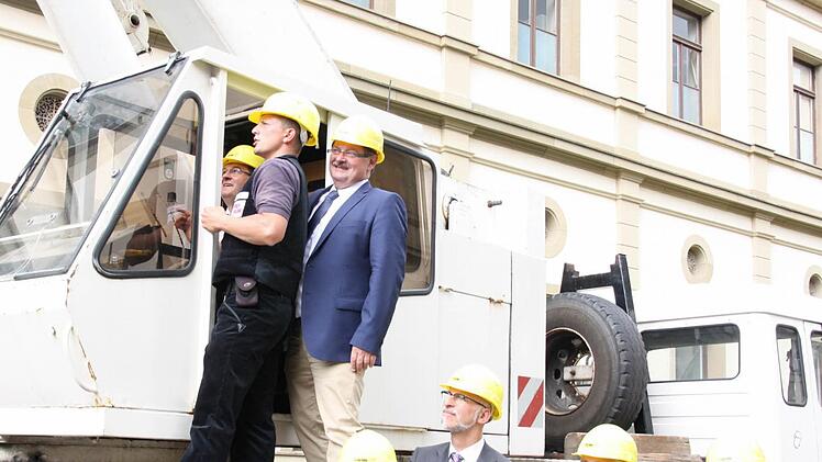 Manuel Ambruß (2. von links) und Franz Josef Pschierer (in der Kabine) gaben den offiziellen Startschuss zum 32,4-Millionen-Euro-Projekt.