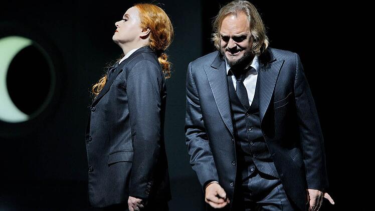 2. Akt: Petra Lang (Ortrud), Thomas J. Mayer (Friedrich von Telramund). Foto: Bayreuther Festspiele / Enrico Nawrath