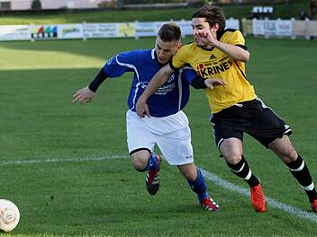 Dinis Ribeiro (rechts) und seine Stürmerkollegen vom FC Sand erspielten sich im bisherigen Saisonverlauf zahlreiche Torchancen. An der Verwertung dieser Möglichkeiten haperte es allerdings oft.