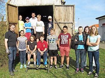 Die zukünftigen Nutzer des Bauwagens mit Bürgermeister Karl-Heinz Wagner und dem Jugendbeauftragten Markus Heppt (li.) Foto: p