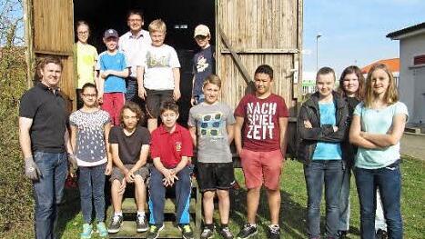 Die zukünftigen Nutzer des Bauwagens mit Bürgermeister Karl-Heinz Wagner und dem Jugendbeauftragten Markus Heppt (li.) Foto: p