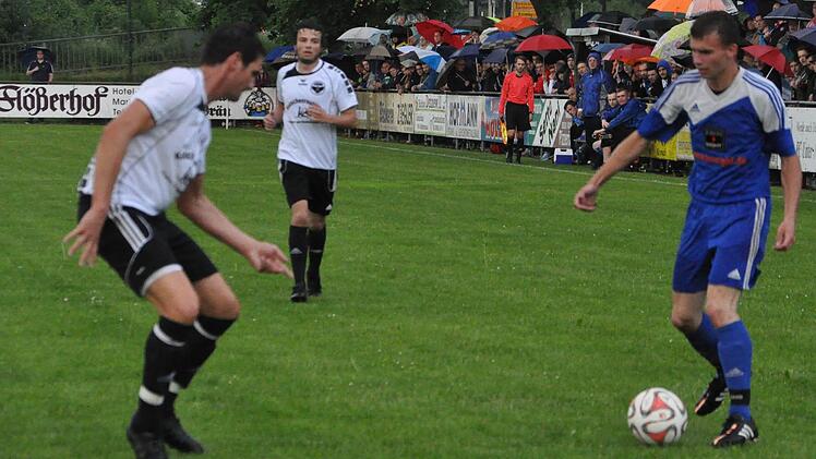 Szene vom Relegationsspiel FC Wallenfels - DJK-SV Neufang. Foto: Herbert Kalb