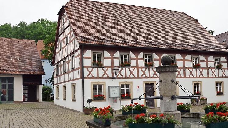 Das Heiligenstadter Rathaus soll durch gläserne Verbindungsgänge mit dem benachbarten Feuerwehrgerätehaus verbunden werden. Foto: Renate Spörlein