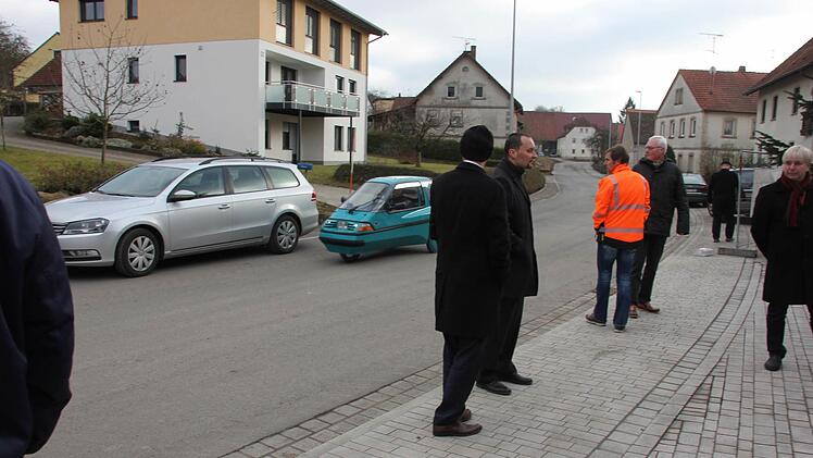 Für Fahrzeuge jeglicher Größen geeignet: Ein Testfahrer rauschte während der Zeremonie der Straßenfreigabe vorbei.