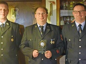 Ehrung bei der Feuerwehr Haarbrücken (von links): Marcus Kaschny, Kommandant der Feuerwehr Haarbrücken, Fred Seifert und Holger Gundermann, Vorsitzender der Feuerwehr  Foto: Daniela Pondelicek