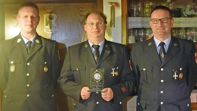 Ehrung bei der Feuerwehr Haarbrücken (von links): Marcus Kaschny, Kommandant der Feuerwehr Haarbrücken, Fred Seifert und Holger Gundermann, Vorsitzender der Feuerwehr  Foto: Daniela Pondelicek