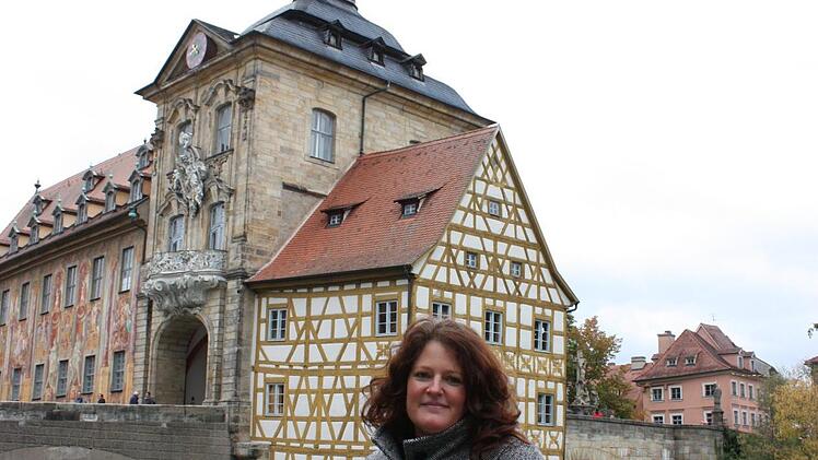 Stadtführerin Rosa Karl vor dem Alten Rathaus. Dort arbeitete Bürgermeister Johannes Junius vor seiner Festnahme.  Foto: p