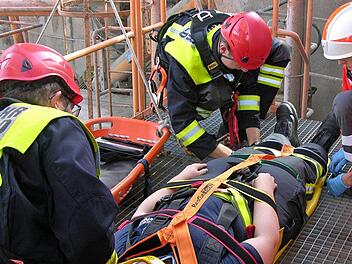 Das Explosionsopfer wird mehrfach für den Transport gesichert.  Foto: Klaus Oelzner