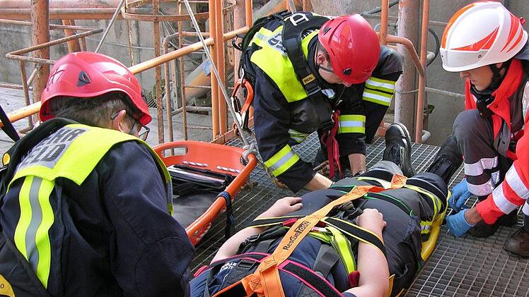 Das Explosionsopfer wird mehrfach für den Transport gesichert.  Foto: Klaus Oelzner