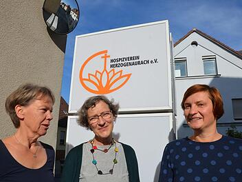 Andrea Häckel (links) ist die von der Stadt geförderte hauptamtliche Stelle im Hospizverein. Dessen Vorsitzende Bettina Quandt (Mitte) und die städtische Sport- und Ehrenamtskoordination Katja Heil freuen sich über die Zusammenarbeit.  Foto: Bernhard Panzer