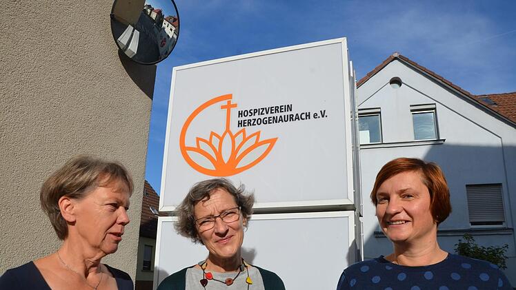 Andrea Häckel (links) ist die von der Stadt geförderte hauptamtliche Stelle im Hospizverein. Dessen Vorsitzende Bettina Quandt (Mitte) und die städtische Sport- und Ehrenamtskoordination Katja Heil freuen sich über die Zusammenarbeit.  Foto: Bernhard Panzer