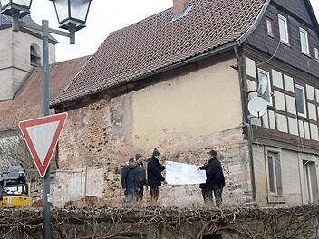 Es kommt Bewegung in die Entstehung eines evangelischen Gemeindehauses am Brunnen im Ortskern von Weißenbrunn. Bürgermeister Egon Herrmann (rechts) bei einer Besprechung in Begleitung von Geschäftsleiter Marc Peter Biedermann (links) mit dem Architekturbüro und der Firma Müller, die Bodenarbeiten vornimmt.  Foto: K.- H. Hofmann