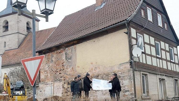 Es kommt Bewegung in die Entstehung eines evangelischen Gemeindehauses am Brunnen im Ortskern von Weißenbrunn. Bürgermeister Egon Herrmann (rechts) bei einer Besprechung in Begleitung von Geschäftsleiter Marc Peter Biedermann (links) mit dem Architekturbüro und der Firma Müller, die Bodenarbeiten vornimmt.  Foto: K.- H. Hofmann