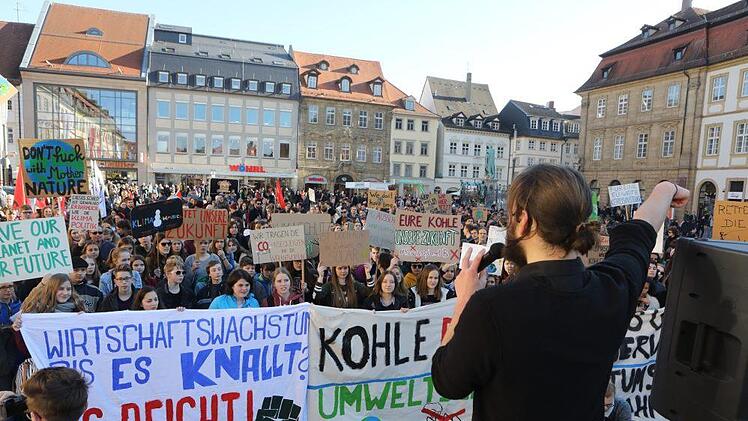 Demonstration für Klimaschutz in Bamberg: Rund 1400 Menschen gehen am Samstag auf die Straße. Foto: Barbara Herbst