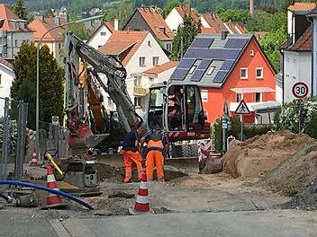 Seit Mitte 2021 ist die Weiherer Straße Baustelle. Dort werden der Kanal sowie Wasser- und Gasleitungen erneuert. Derzeit wird zwischen der Jean-Paul-Straße und der Dr.-Martin-Luther-Straße gebaut. Voraussichtlich bis zum 26. August.