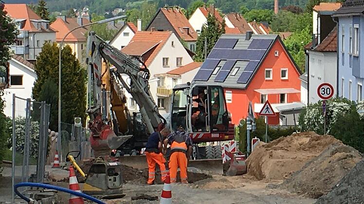Seit Mitte 2021 ist die Weiherer Straße Baustelle. Dort werden der Kanal sowie Wasser- und Gasleitungen erneuert. Derzeit wird zwischen der Jean-Paul-Straße und der Dr.-Martin-Luther-Straße gebaut. Voraussichtlich bis zum 26. August.