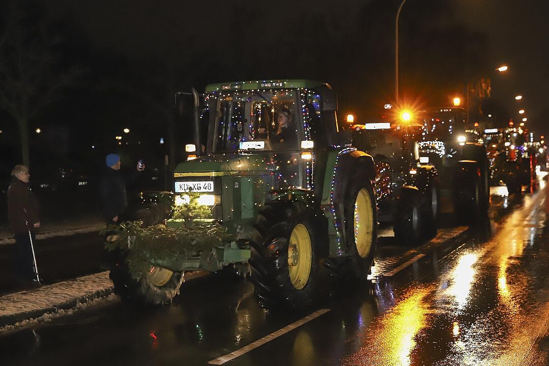 In Kulmbach durfte die beliebte Lichterfahrt der Traktoren stattfinden.