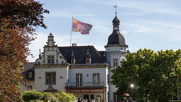Edles Ambiente für feine Kunst: Der Promi-Gast bot auf Gut Nettehammer bei Andernach ein Bild an, das sein Ur-Ur-Großonkel, der Maler Heinrich Hellhoff, gemalt hatte.