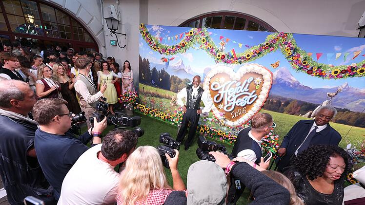 Gedr&auml;nge auf dem gr&uuml;nen Teppich: Schon zwei Stunden vor der Live-Show standen die VIPs (im Foto im Mittelpunkt: Bruce Darnell) am Hofbr&auml;uhaus Schlange.