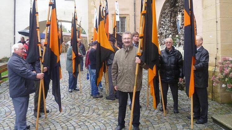 Diözesanwallfahrt der Kolpingfamilien nach Marienweiher: Stellvertretender Vorsitzender Sepp Madl (Mitte) hält die Fahne der Stadtsteinacher hoch. Foto: privat