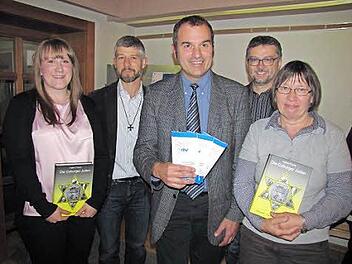 Preise für die Erwachsenenbildung nahmen Désirée Sommermann, Rainer Maier und Ilona Schiwatsch entgegen. Es gratulieren (hinten) Pfarrer Thomas Amberg und Pfarrer Rolf Roßteuscher.  Foto: Martin Koch