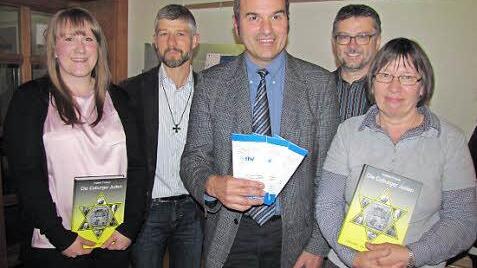 Preise für die Erwachsenenbildung nahmen Désirée Sommermann, Rainer Maier und Ilona Schiwatsch entgegen. Es gratulieren (hinten) Pfarrer Thomas Amberg und Pfarrer Rolf Roßteuscher.  Foto: Martin Koch