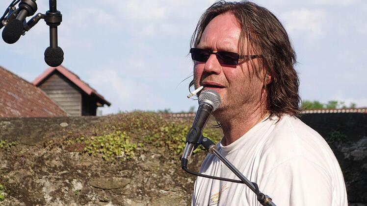 Singen geht auch mit Zigarette.