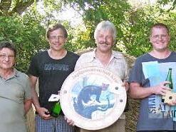 Willi Schmitt (mit Scheibe) siegte im Schießwettbewerb vor Florian Mantel (rechts daneben) und Stefan Hetterich (links daneben). Mit den Siegern freuten sich die Jagdpächter des Bezirks Süd, Jochen Schneider (rechts) und Matthias Jakob (links), sowie der Jagdgenossenschaftsvorsitzende Paul Schuler (Zweiter von links).  Foto: Wolfgang Ortloff