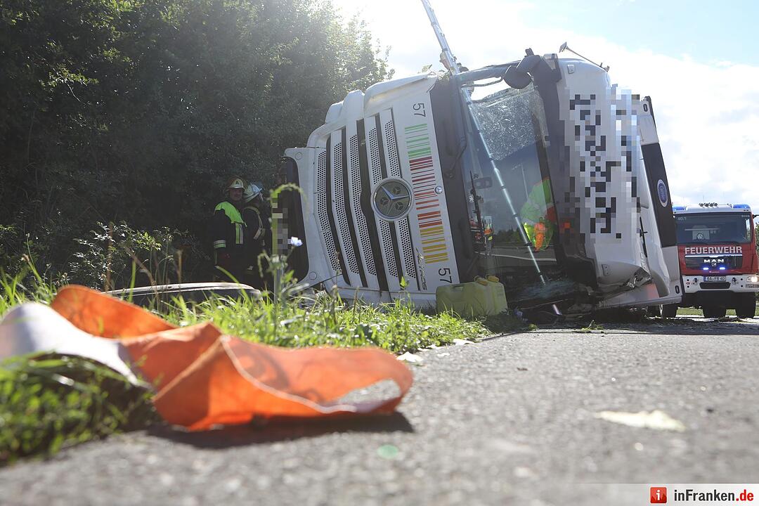 Unfall auf A73 bei Buttenheim: Lkw umgekippt