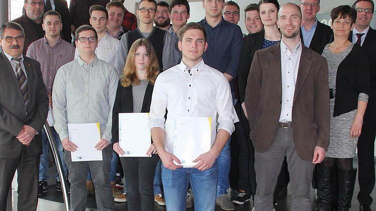 Die Freigesprochenen mit ihren Ausbildern und FTE-Personal-Chef Olaf Fritsch (rechts). Auch Karriereleitern tun sich auf dem Bild auf.