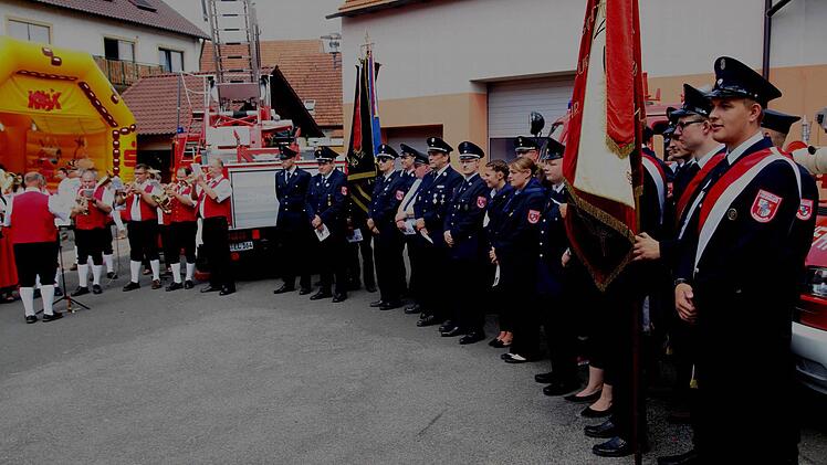 Mit Stolz präsentierte sich auch die Freiwillige Feuerwehr Weisbrunn prächtig mit ihrer Fahnenabordnung.