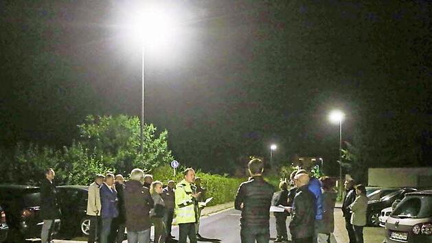 Die Gemeinder&auml;te machen sich in Lichteneiche ein Bild von der Wirkung unterschiedlicher LED-Stra&szlig;enleuchten.  Fotos: RiegerPress