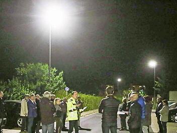 Die Gemeinderäte machen sich in Lichteneiche ein Bild von der Wirkung unterschiedlicher LED-Straßenleuchten.  Fotos: RiegerPress