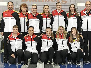 Die Meistermannschaft (jeweils v.l., hinten) mit Betreuer Mitja Hudovernik, Beata Wlodarczyk, Sina Bei&szlig;er, Iona Antal, Alina Dollheimer, Ines Maricic, Harald Gr&auml;tsch; (vorne) Betreuerin Sabrina Walter, Corinna Kastner, Sabrina Imbs, Daniela Kicker und Josepa Geljic-Vilusic Foto: sportpress