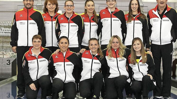 Die Meistermannschaft (jeweils v.l., hinten) mit Betreuer Mitja Hudovernik, Beata Wlodarczyk, Sina Bei&szlig;er, Iona Antal, Alina Dollheimer, Ines Maricic, Harald Gr&auml;tsch; (vorne) Betreuerin Sabrina Walter, Corinna Kastner, Sabrina Imbs, Daniela Kicker und Josepa Geljic-Vilusic Foto: sportpress