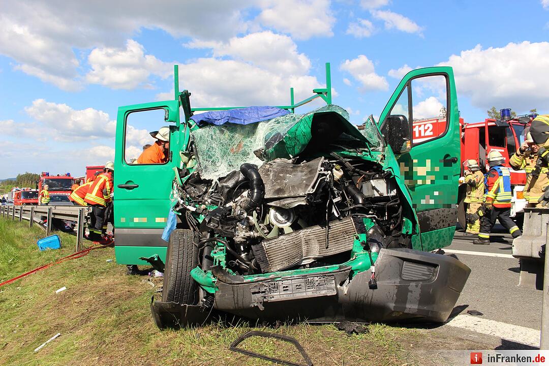 A9: Kleintransporter prallt gegen Heck eines Lkws – drei Menschen schwer verletzt