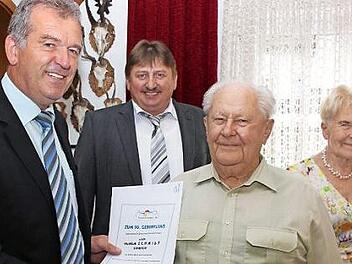 Bürgermeister Hans Beck und Dritter Bürgermeister Edgar Frischmann (v. l.) gratulierten Wilhelm Schmidt, rechts seine Lebensgefährtin Helga Gebhard. Foto: Evi Seeger
