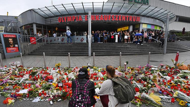 Blumen und Kerzen liegen vor dem Haupteingang des Olympia-Einkaufszentrums (OEZ) in München . Peter Kneffel/dpa