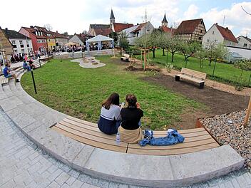 Der Dorfplatz in Poppenlauer wurde im Sommer eingeweiht und wird von der  Bevölkerung gut angenommen. Um die Ludwigstraße allerdings gibt es noch  Streit mit der Baufirma, die die Arbeiten ausgeführt hat. Foto: Dieter  Britz