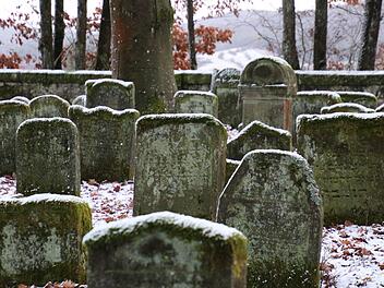 Der jüdische Friedhof oberhalb von Reckendorf ist auf der Gemeinde-Internetseite als Sehenswürdigkeit angegeben. Den Schlüssel bekommt man im Rathaus.  Fotos: Sebastian Schanz