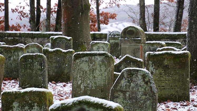 Der jüdische Friedhof oberhalb von Reckendorf ist auf der Gemeinde-Internetseite als Sehenswürdigkeit angegeben. Den Schlüssel bekommt man im Rathaus.  Fotos: Sebastian Schanz