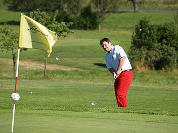 Golfer Michael Then auf der Anlage des Golfclubs Maria Bildhausen. Der Verein schlie&szlig;t eine Kooperation mit den beiden Clubs aus Bad Kissingen und Schweinfurt. Foto: Anton Then