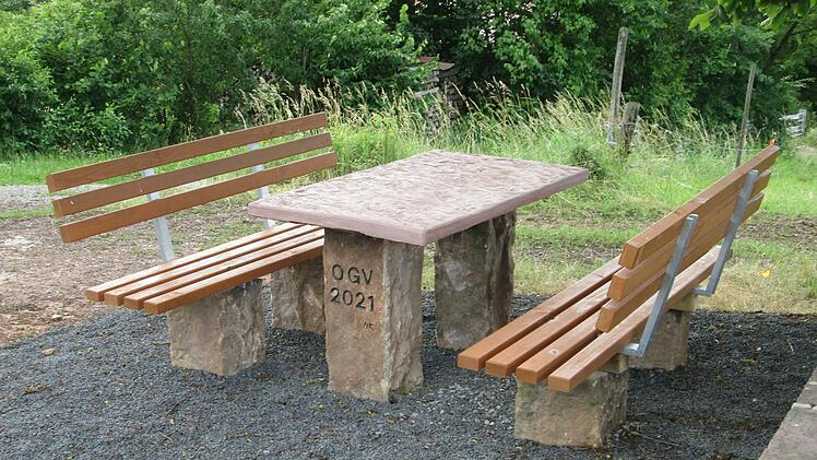 Zwei neue Bänke, etwa im Stil der vom Obst- und Gartenbauverein gestifteten Exemplare am "Missionskreuz" will die Gemeinde im Neubaugebiet und an der Saalebrücke installieren.              Foto: Winfried Ehling