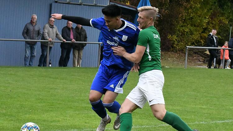 Münnerstadts Mortaza Ansari behauptet den Ball gegen Mario Knaup von der DJK Hirschfeld.  Foto: Hopf