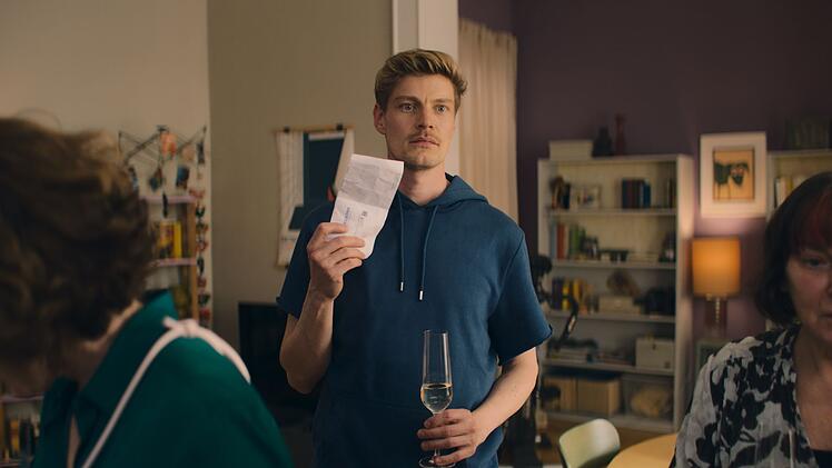 Knut (Helgi Schmid) hat einen Brief gelesen, der an Karo adressiert war. Nun pr&auml;sentiert er das Fundst&uuml;ck schweigend seiner Freundin.