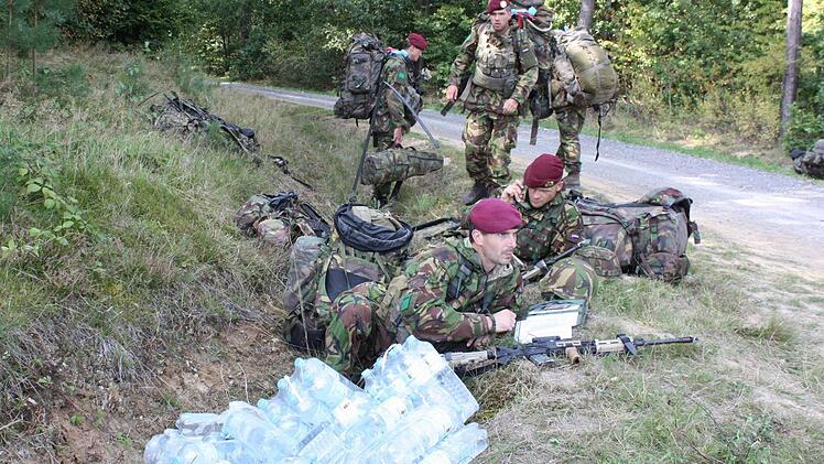 Warten auf den Abmarsch. Heute geht es mit dem Hubschrauber zurück in die Basis.