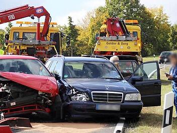 Der VW Polo und der Mercedes blieben nach dem Unfall Seite an Seite am Fahrbahnrand stehen. Seite an Seite werden sie nun wohl auch in die Schrottpresse wandern.  Fotos: Eckehard Kiesewetter
