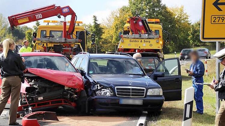 Der VW Polo und der Mercedes blieben nach dem Unfall Seite an Seite am Fahrbahnrand stehen. Seite an Seite werden sie nun wohl auch in die Schrottpresse wandern.  Fotos: Eckehard Kiesewetter